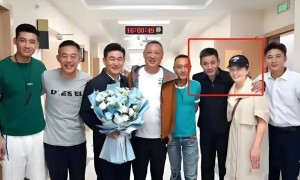 江珊老公外出修车，55岁田小洁胡子花白、弯腰驼背，穿拖鞋引围观