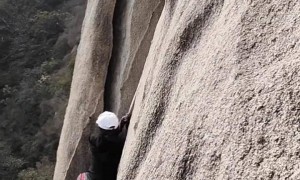 凤凰岭多人徒手攀爬几近垂直大断崖，还要人收费当向导带团野爬，当地：将跟进调查