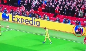 佩服!红军球童赛前竟有准备会 巴萨最后丢球非偶然