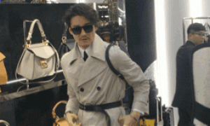 雷佳音吹的彩虹屁,怎么这么像我手中的Mystic包包?