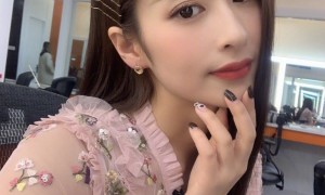 辣妈颖儿太瘦了,毛衣塞进短裙穿还空出来这么多,网友:最多80斤