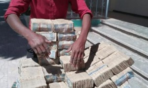 穷得只剩下钱的国家,成捆钱扔在地上无人偷,百姓头疼花不完!