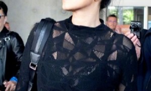 巩俐现身机场,蕾丝配红裤第18次戛纳之行,网友:素颜难挡女王范