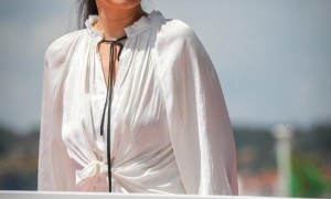 53岁巩俐换新造型!穿白色连体裤美如画!扎马尾笑容甜美好少女呀