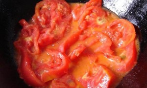 夏季出汗多,常吃菠菜、空心菜和番茄,补钾降血压、抗衰老效果好