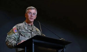 特朗普话音刚落,四星上将应声辞职