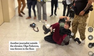 美国混乱一幕:记者在纽约法庭被ICE特工推倒在地,纽约州长、美国土安全部发声