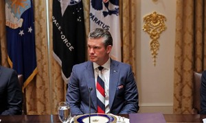 美防长见泽连斯基时佩戴带有俄罗斯国旗颜色领带?万斯回应