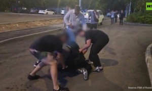 俄媒:俄联邦安全局称抓获一名乌克兰特工,并公布现场抓捕画面