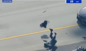 美媒:美国一枪手骑摩托车与警察上演公路追逐,枪手疑似试图“掏枪”时撞上前车摔倒