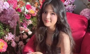 王诗龄开学王岳伦送机!穿学院风显腿短衣品不如爸爸,瘦出尖下巴