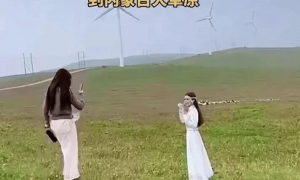 汪小菲马筱梅带孩子来内蒙:小玥儿穿蒙古服太像大S,筱梅白色衣服很仙