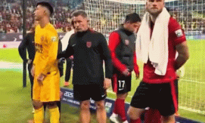 原创 
            这还是韦世豪吗?面对成都球迷赛后训话:韦世豪罕见主动认错!